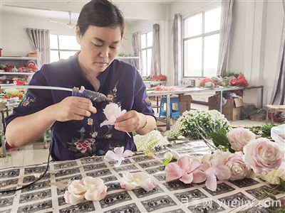 社旗仿真花打開(kāi)致富路，南陽(yáng)文鑫工藝品李富文的創(chuàng)業(yè)路(圖1)