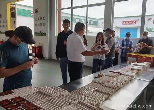南陽(yáng)艾灸貼讓兩岸媒體記者愛(ài)不釋手(圖1)